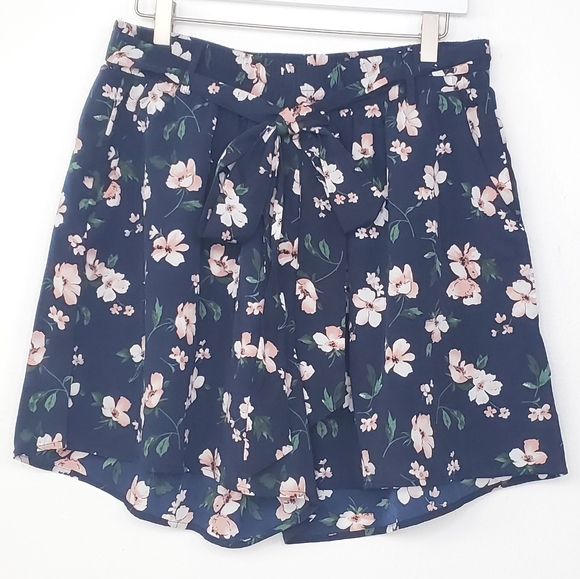 SHEIN Pants - Shein EUC Floral Paperbag Shorts With Belt Size XL